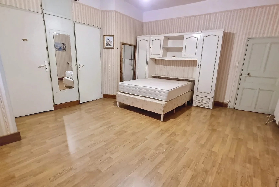 Immeuble à vendre à Carpentras, centre-ville, 275 m² avec deux appartements 