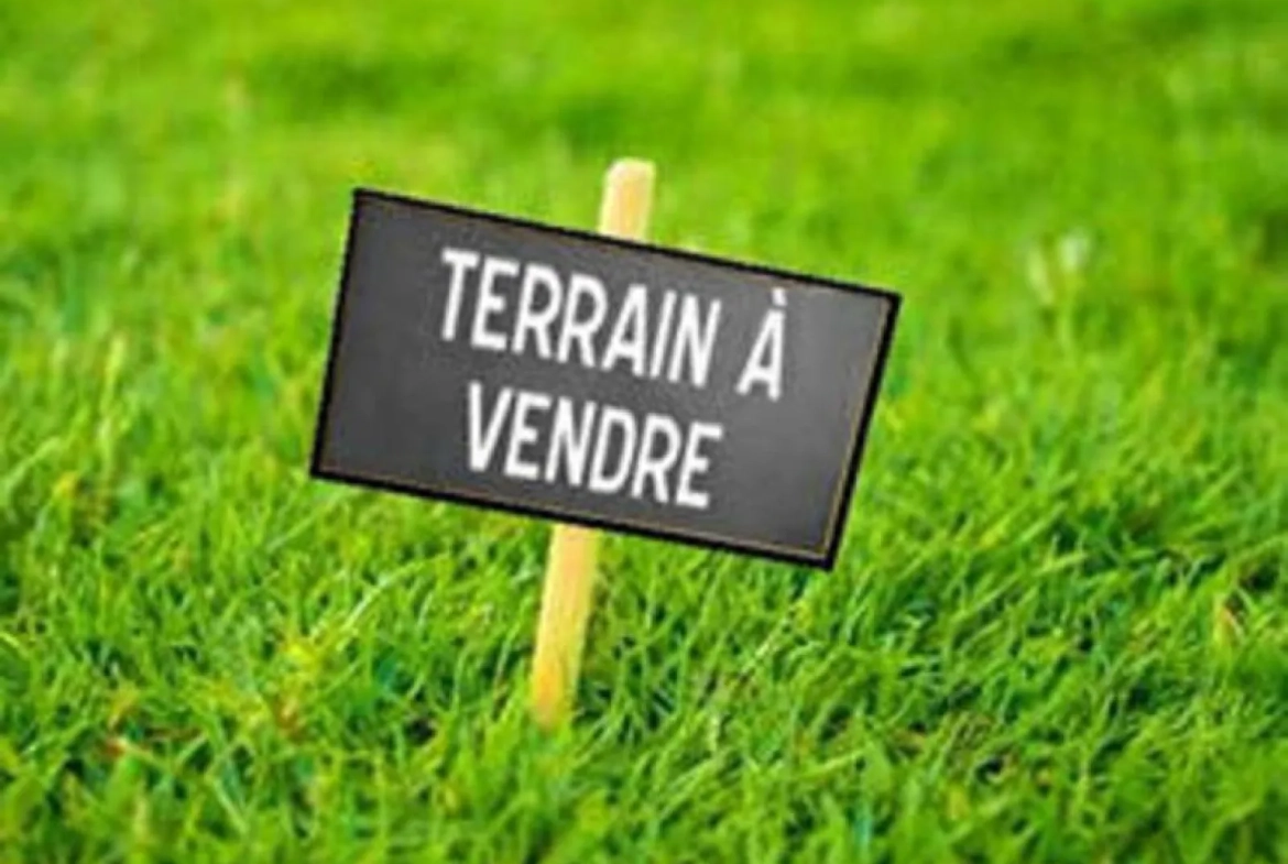 Terrain constructible de 400 m² à Pont-Pean, idéal pour votre maison 