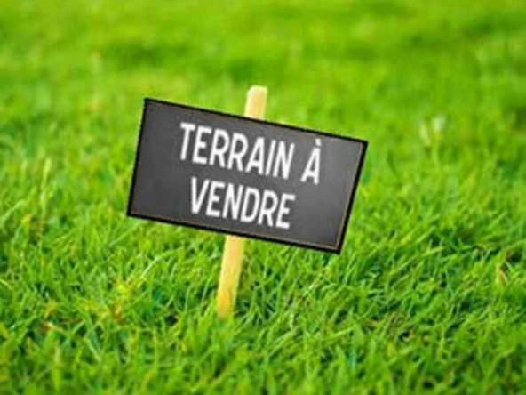 Terrain constructible de 400 m² à Pont-Pean, idéal pour votre maison