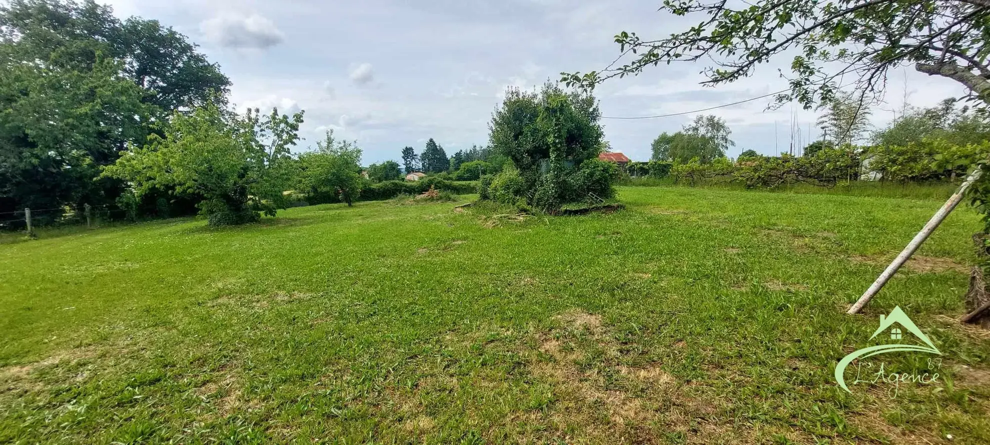 Maison de Bourg à Étagnac avec Grand Terrain et Dépendances 