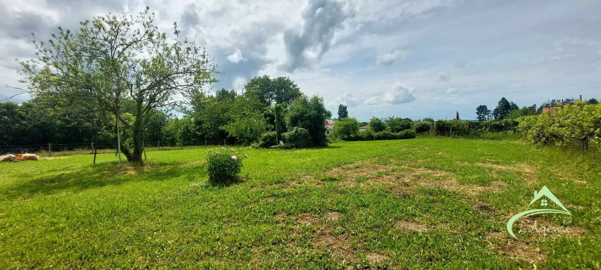 Maison de Bourg à Étagnac avec Grand Terrain et Dépendances 