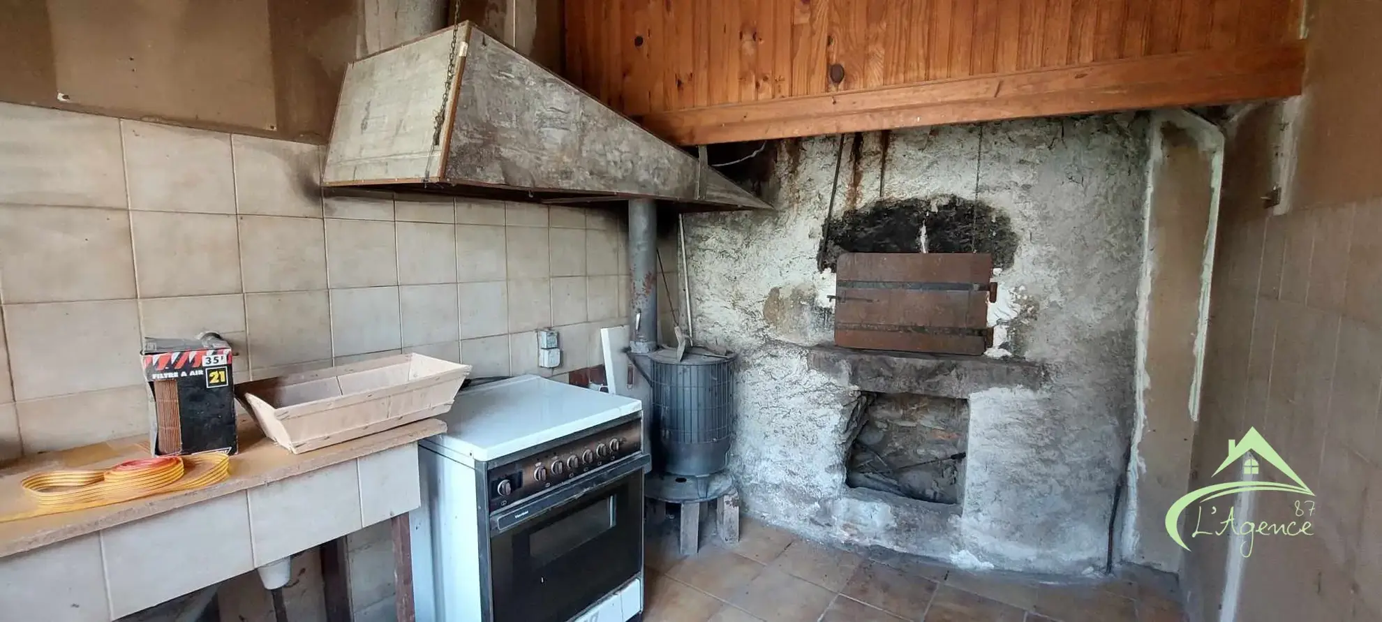 Maison de Bourg à Étagnac avec Grand Terrain et Dépendances 