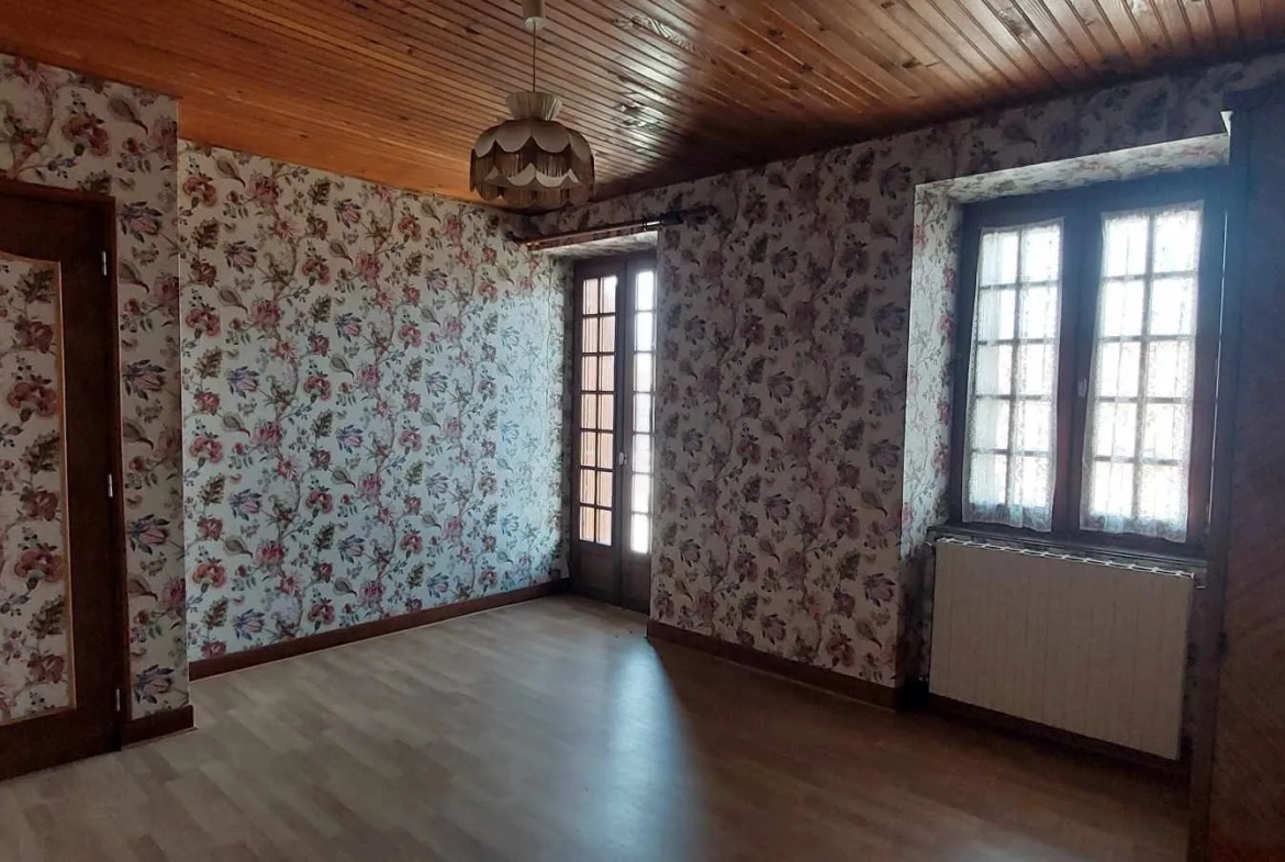 Maison de Bourg à Étagnac avec Grand Terrain et Dépendances 