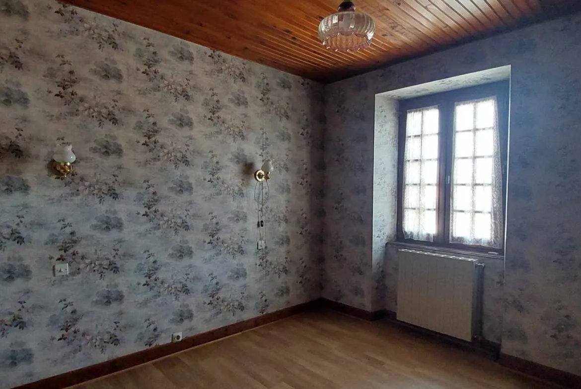 Maison de Bourg à Étagnac avec Grand Terrain et Dépendances 
