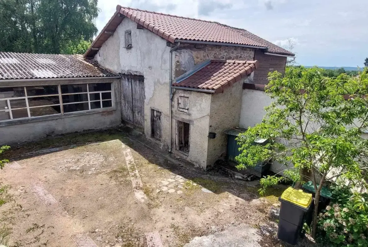 Maison de Bourg à Étagnac avec Grand Terrain et Dépendances 
