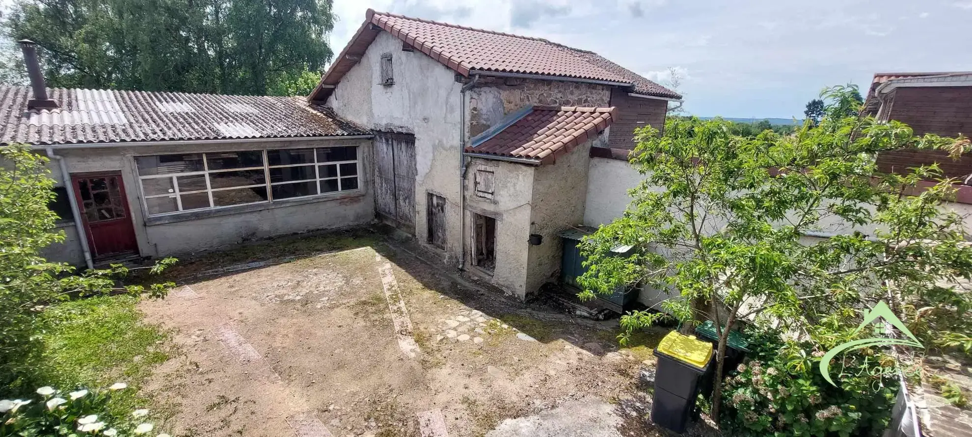 Maison de Bourg à Étagnac avec Grand Terrain et Dépendances 