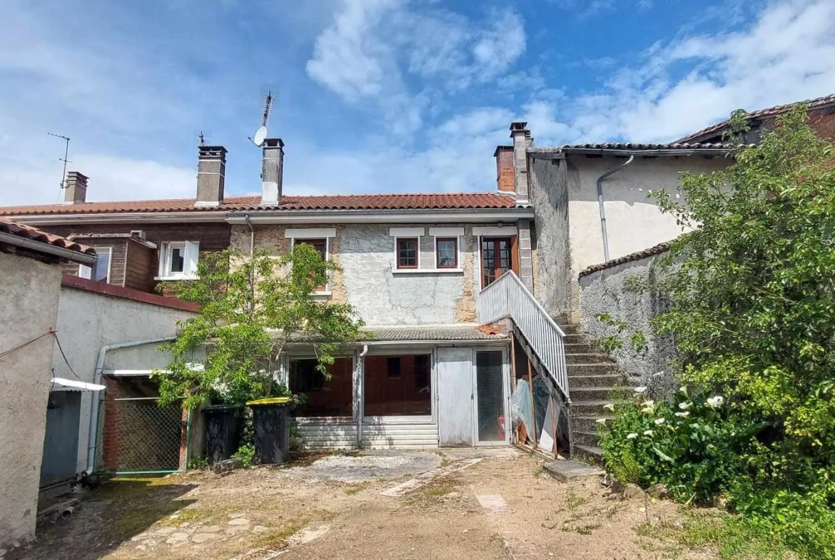 Maison de Bourg à Étagnac avec Grand Terrain et Dépendances 