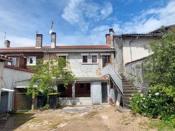 Maison de Bourg à Étagnac avec Grand Terrain et Dépendances