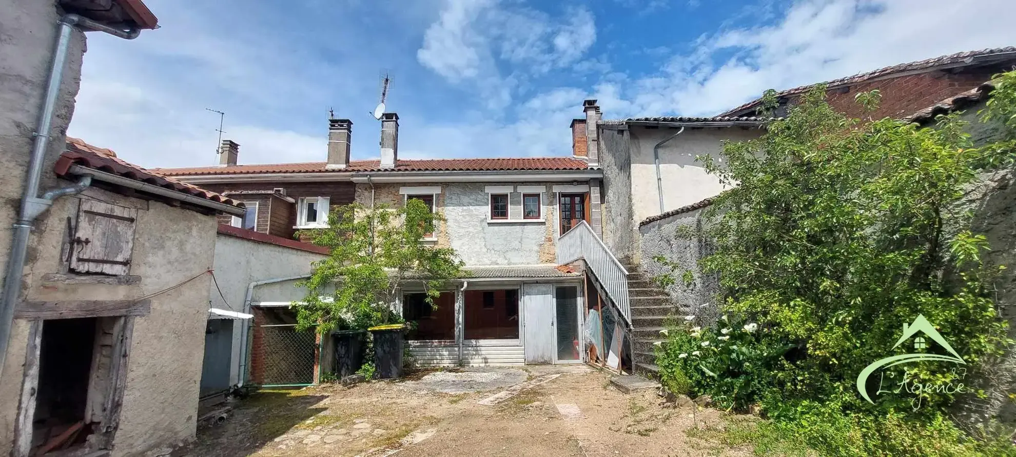 Maison de Bourg à Étagnac avec Grand Terrain et Dépendances 