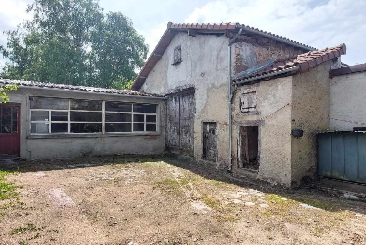 Maison de Bourg à Étagnac avec Grand Terrain et Dépendances 