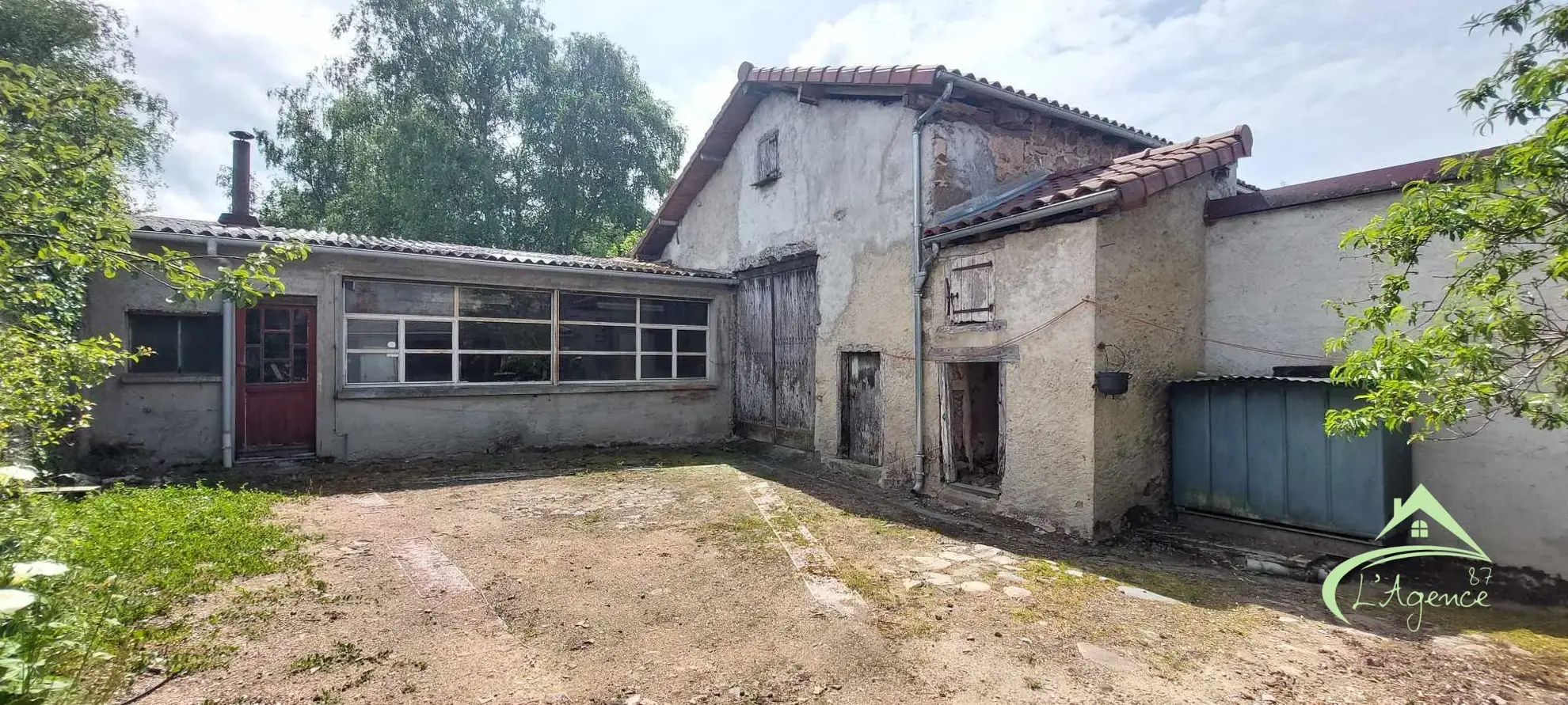 Maison de Bourg à Étagnac avec Grand Terrain et Dépendances 