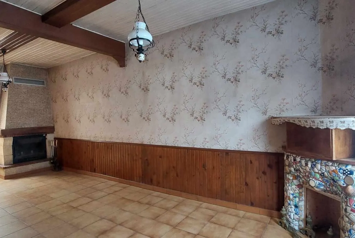 Maison de Bourg à Étagnac avec Grand Terrain et Dépendances 