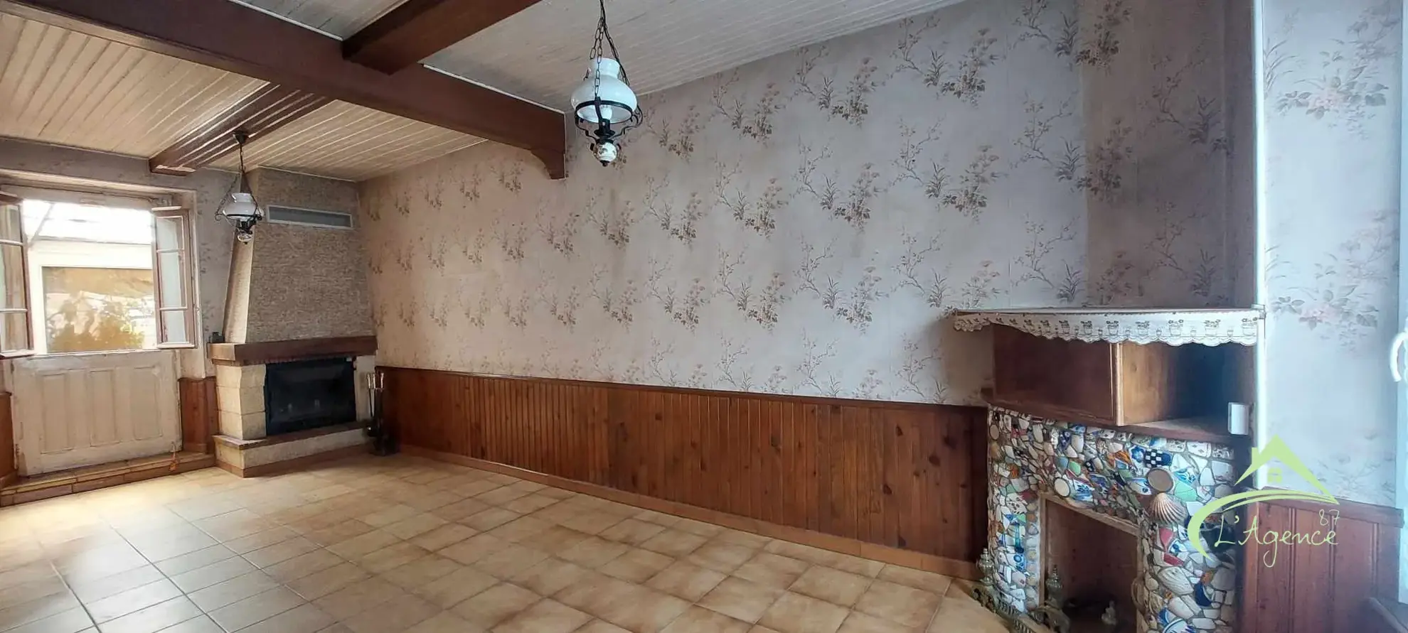 Maison de Bourg à Étagnac avec Grand Terrain et Dépendances 