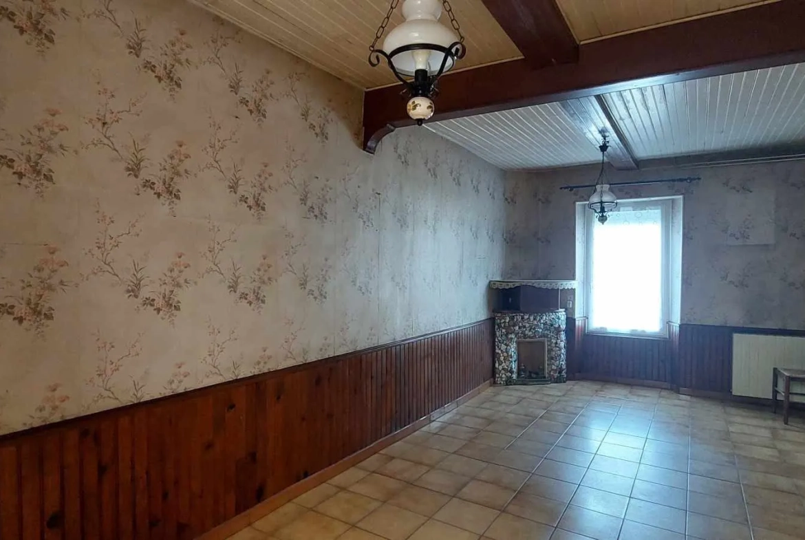 Maison de Bourg à Étagnac avec Grand Terrain et Dépendances 