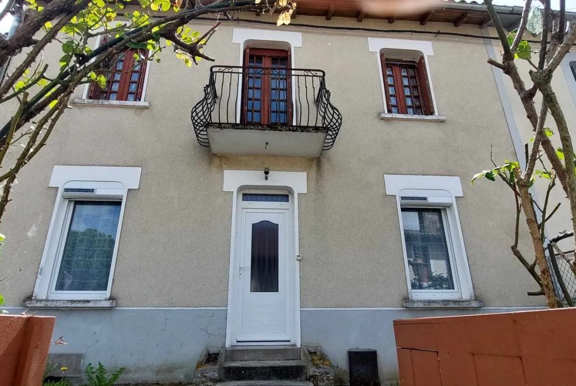Maison de Bourg à Étagnac avec Grand Terrain et Dépendances 