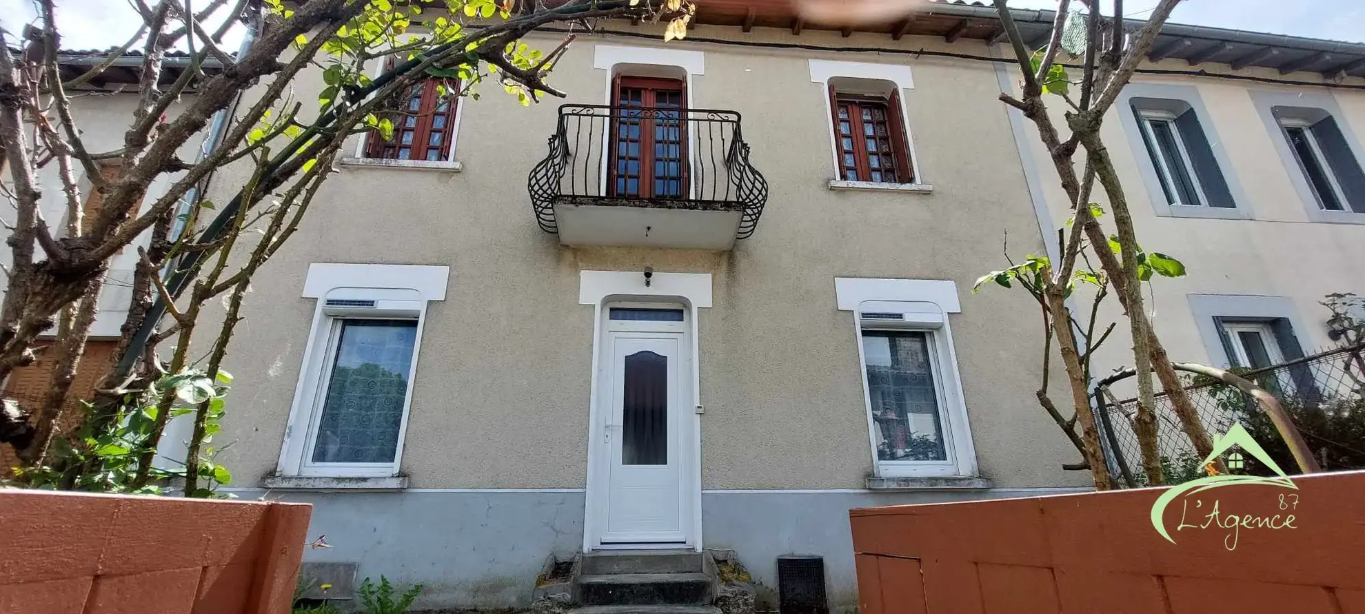 Maison de Bourg à Étagnac avec Grand Terrain et Dépendances 