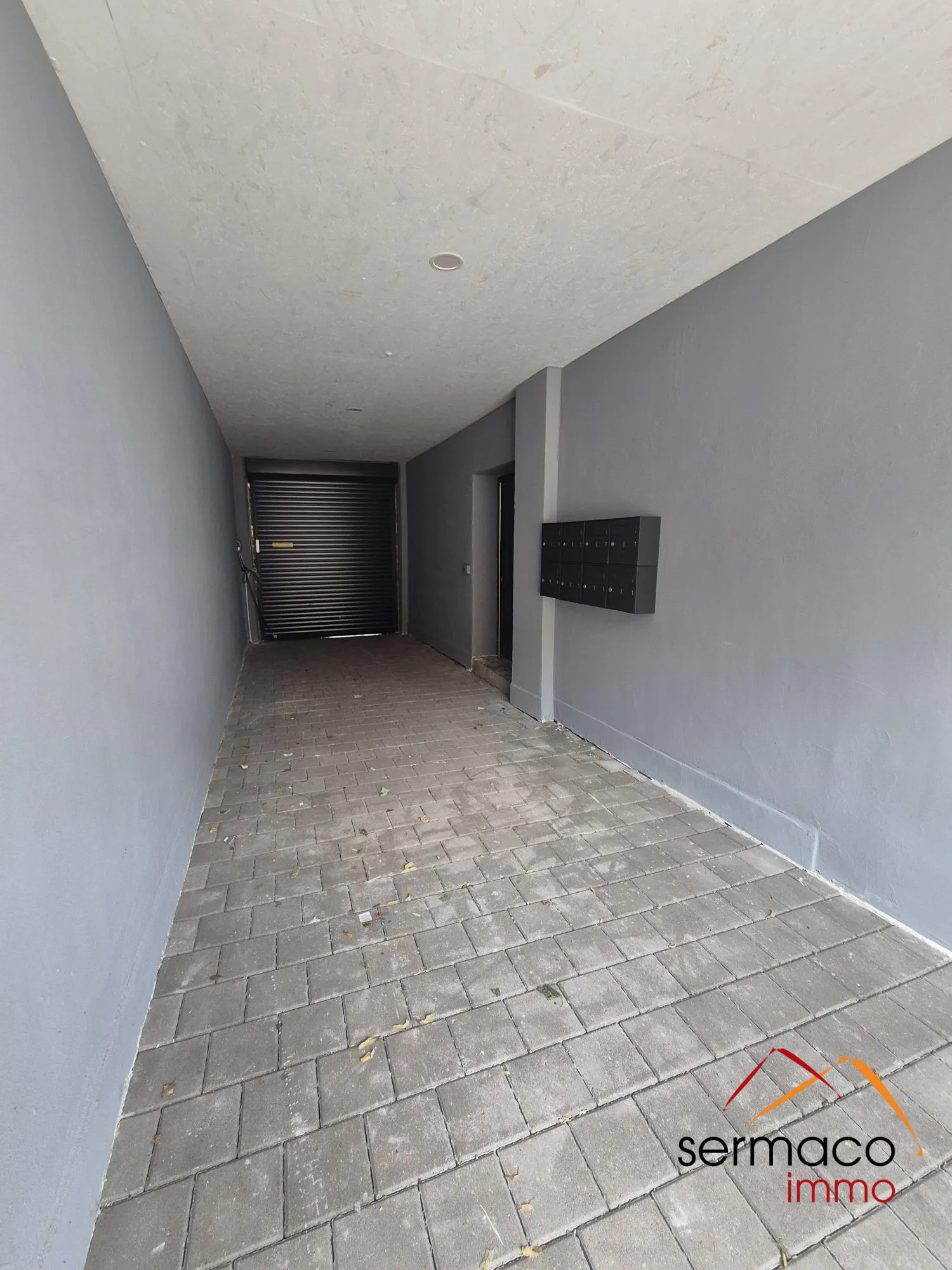 entrée avec badge et porte auto vers parking Appartement T2 de prestige à Sarreguemines, centre-ville, rénové en 2025 