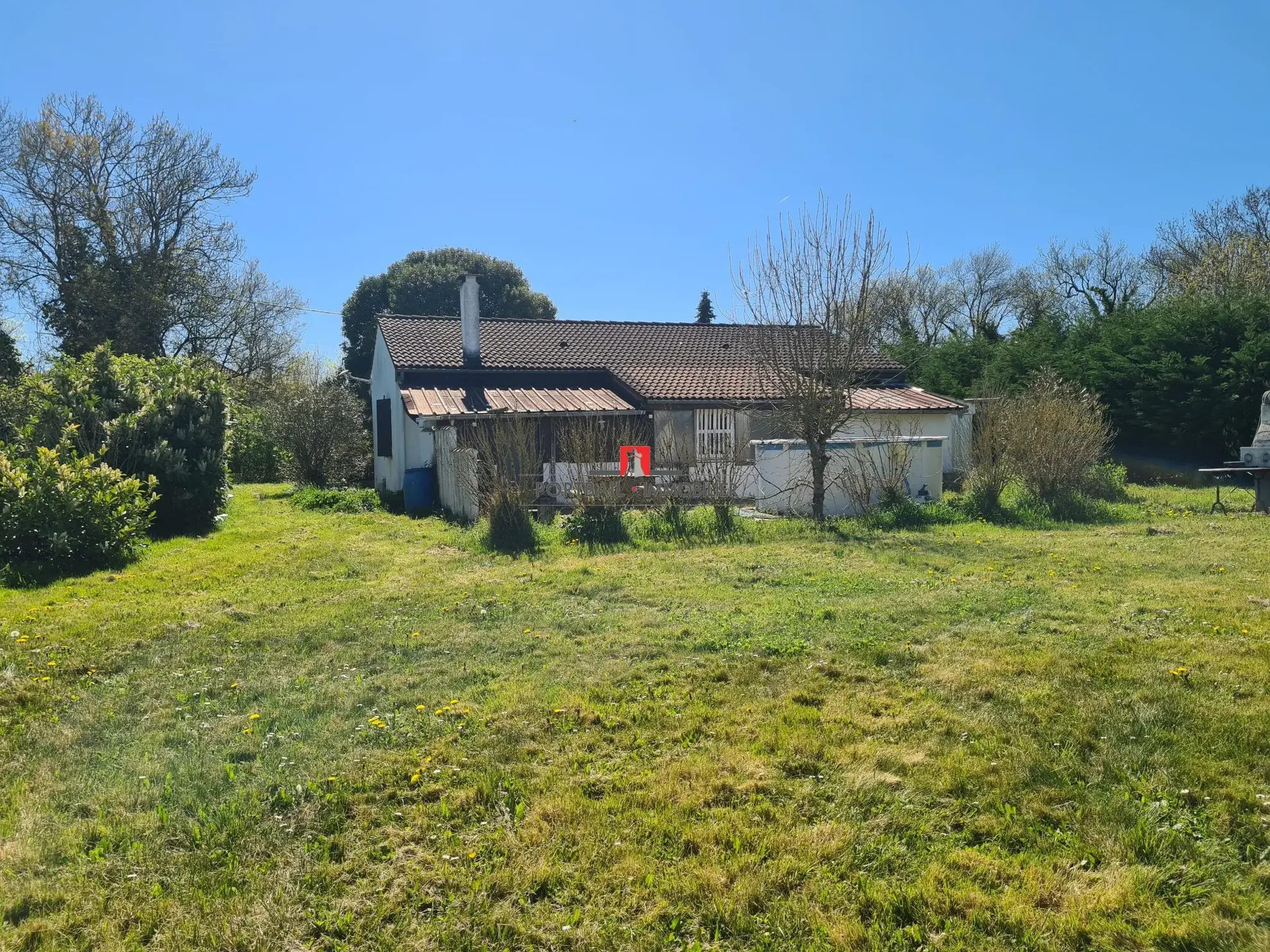 Maison de plain-pied à vendre à Ambès avec grand terrain et potentiel 