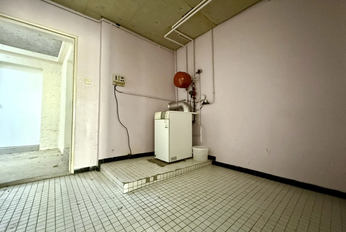 Maison mitoyenne à rénover avec cour et garage à Rozérieulles 