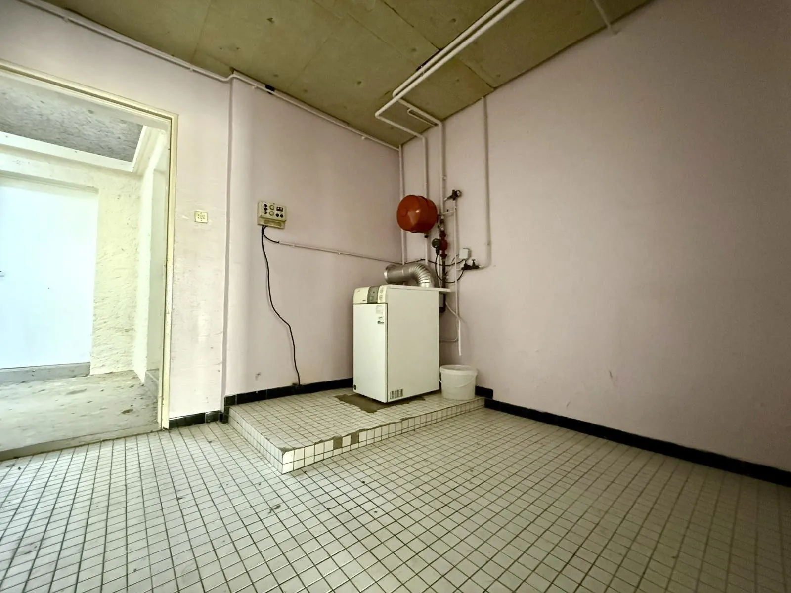Maison mitoyenne à rénover avec cour et garage à Rozérieulles 