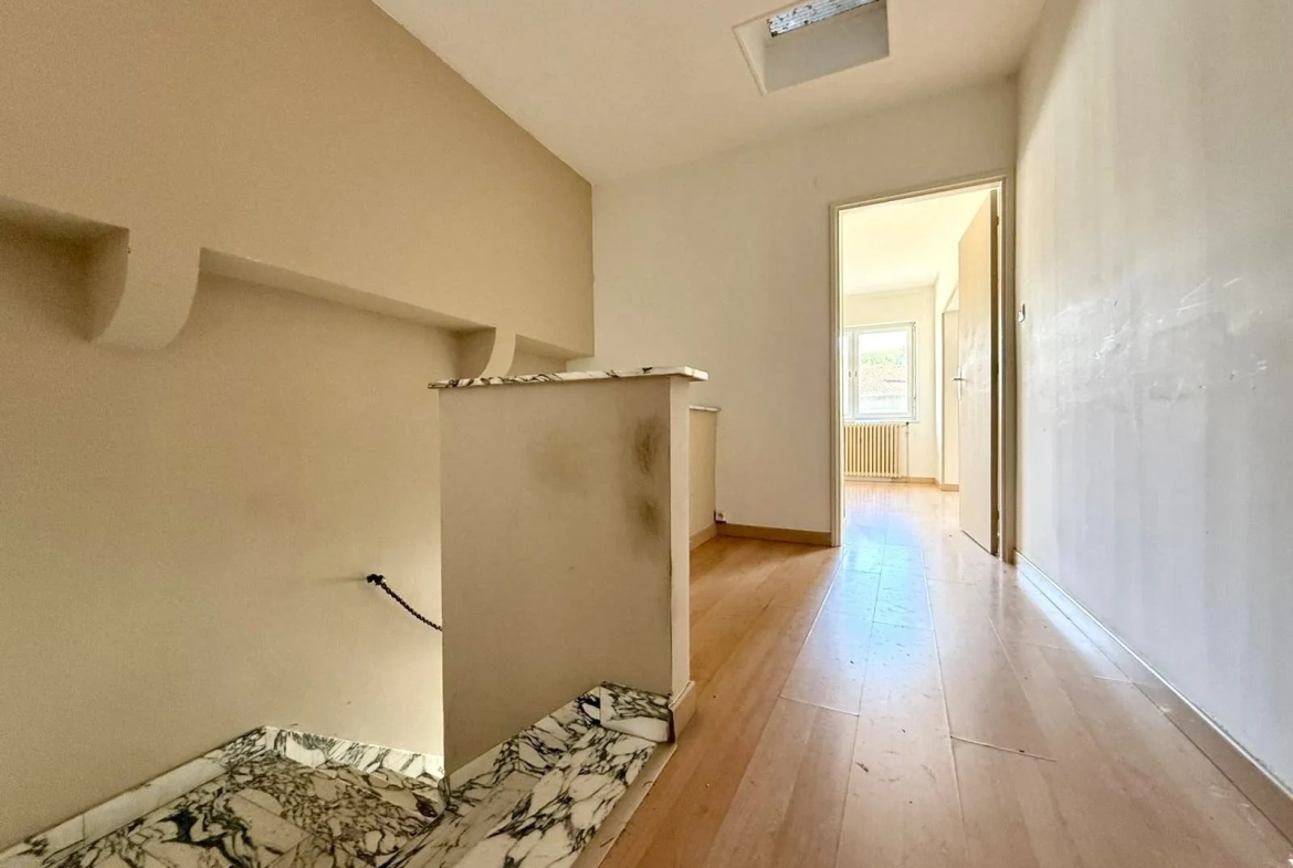 Maison mitoyenne à rénover avec cour et garage à Rozérieulles 