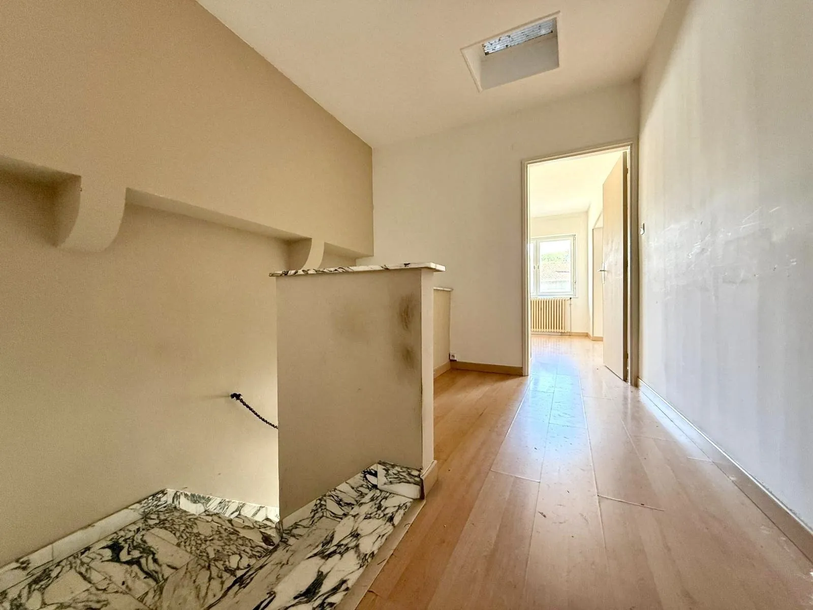 Maison mitoyenne à rénover avec cour et garage à Rozérieulles 