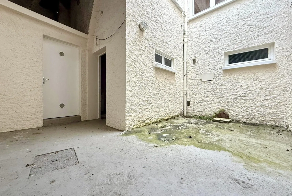 Maison mitoyenne à rénover avec cour et garage à Rozérieulles 