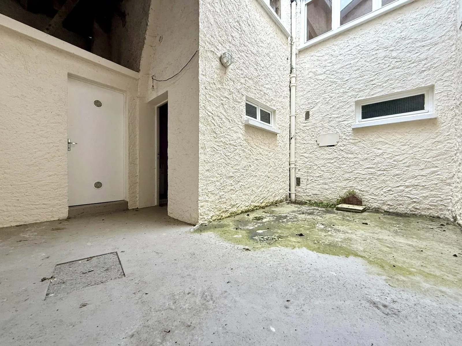 Maison mitoyenne à rénover avec cour et garage à Rozérieulles 