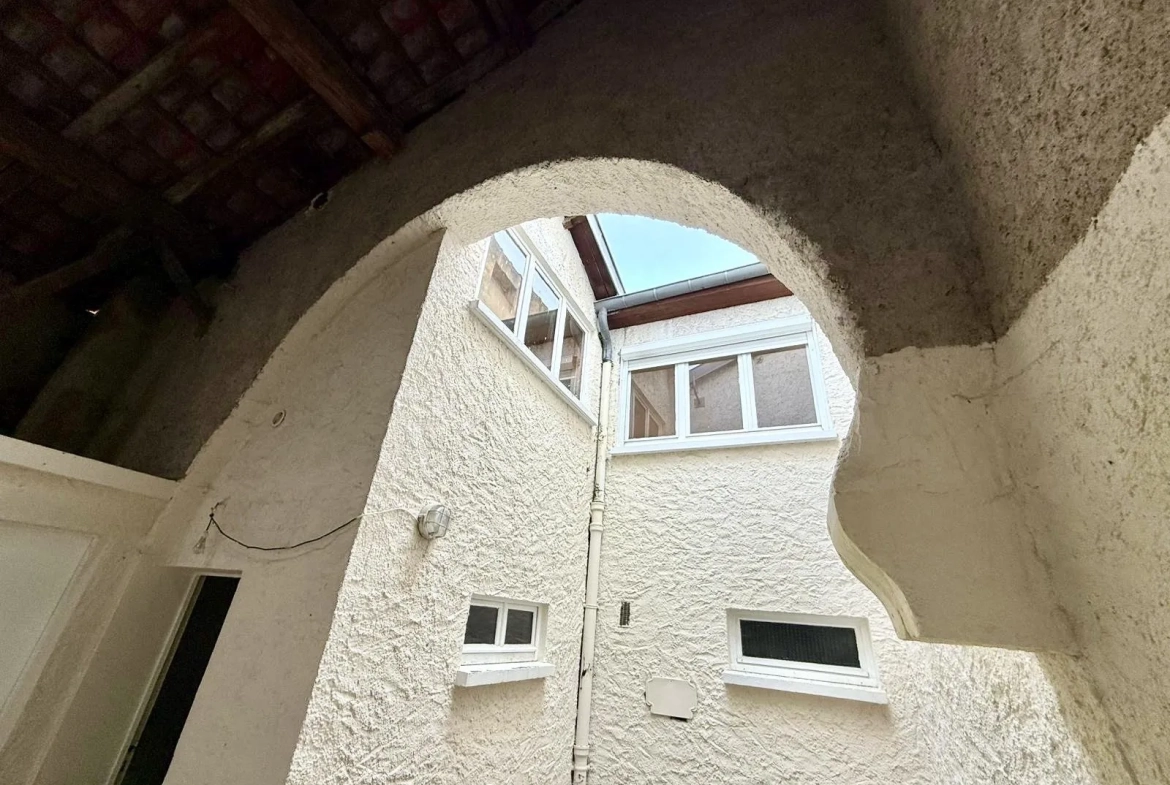 Maison mitoyenne à rénover avec cour et garage à Rozérieulles 