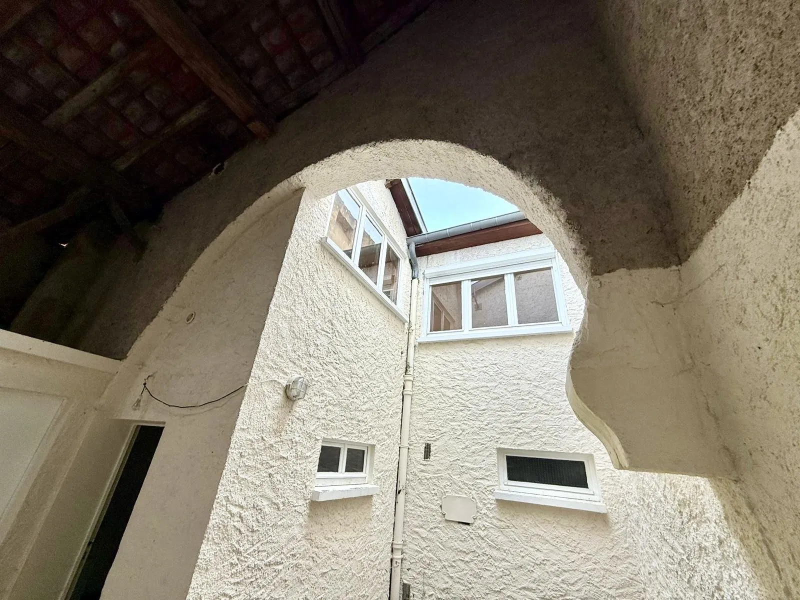 Maison mitoyenne à rénover avec cour et garage à Rozérieulles 