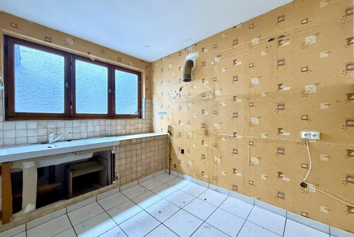 Maison mitoyenne à rénover avec cour et garage à Rozérieulles 