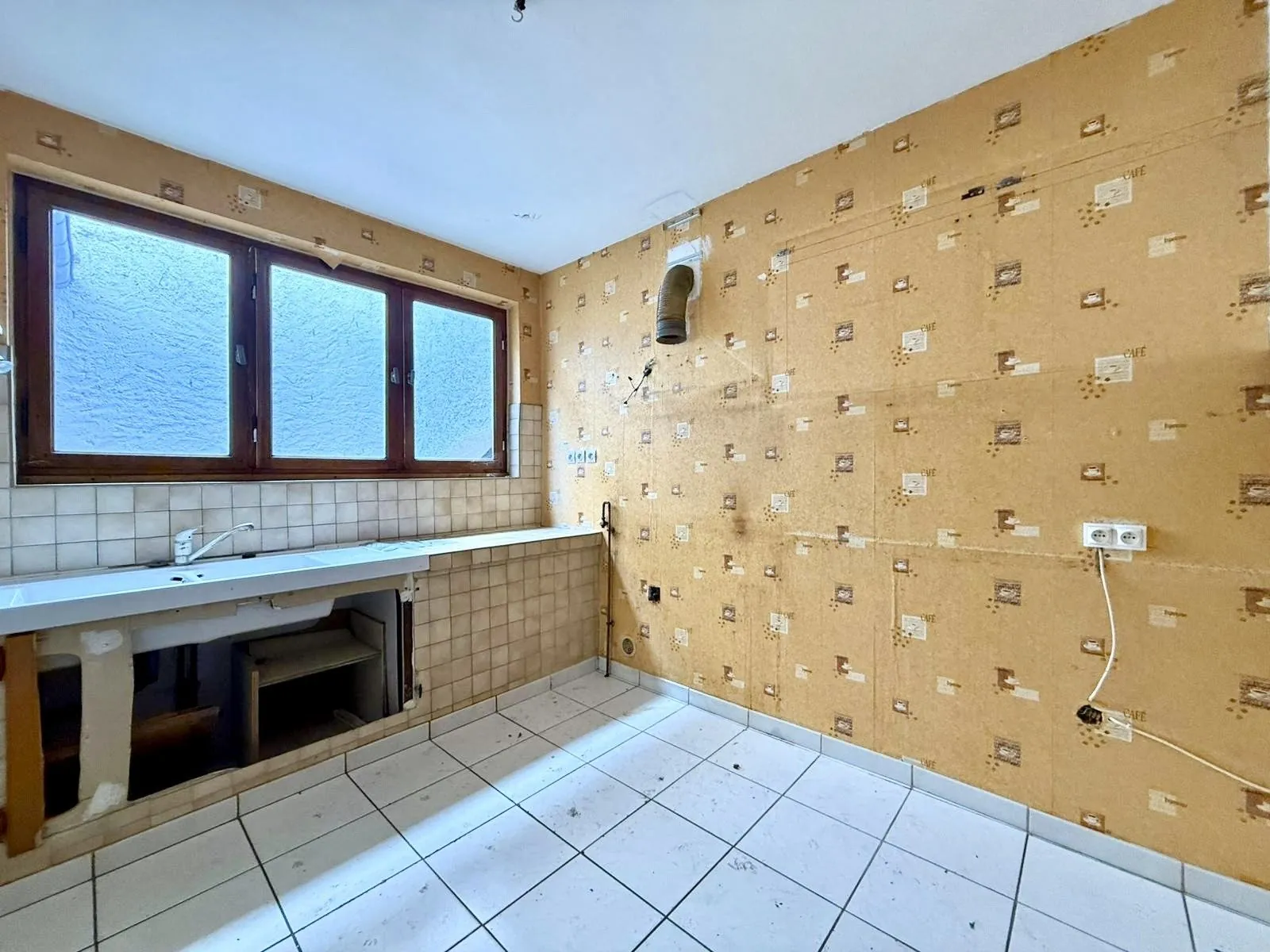Maison mitoyenne à rénover avec cour et garage à Rozérieulles 