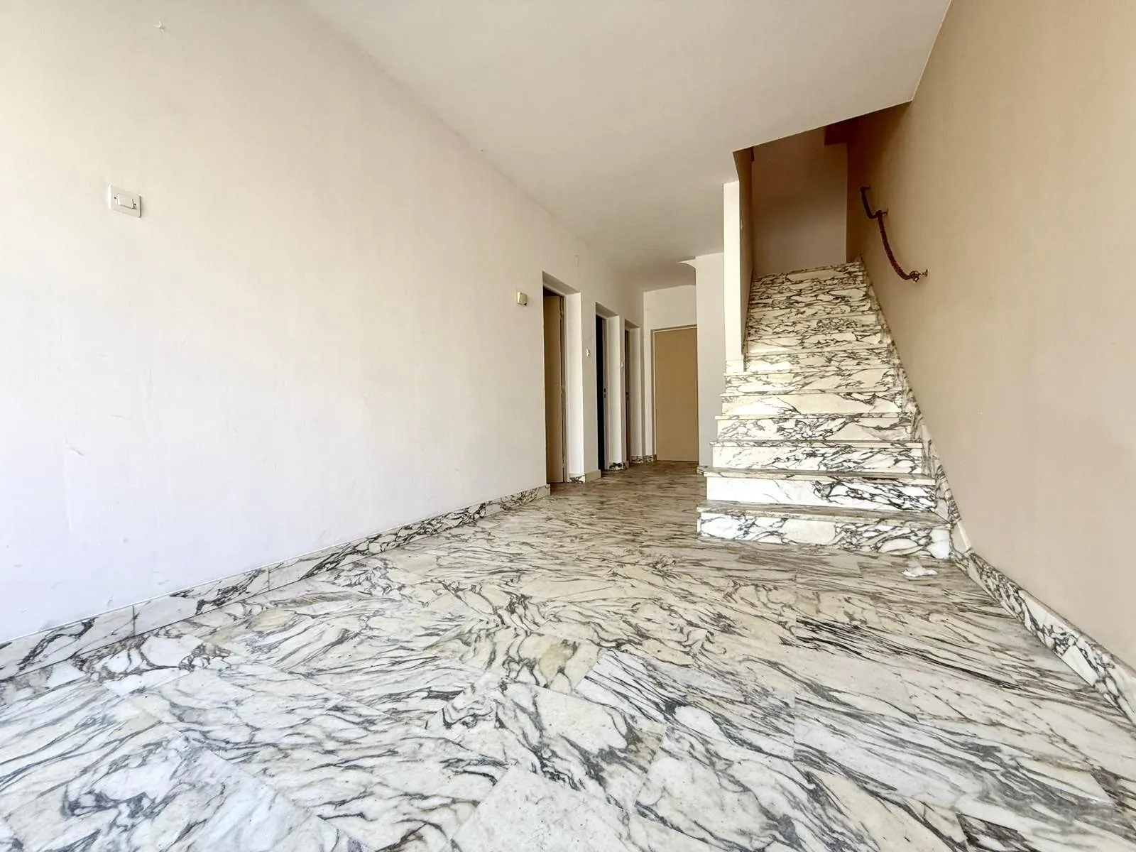 Maison mitoyenne à rénover avec cour et garage à Rozérieulles 