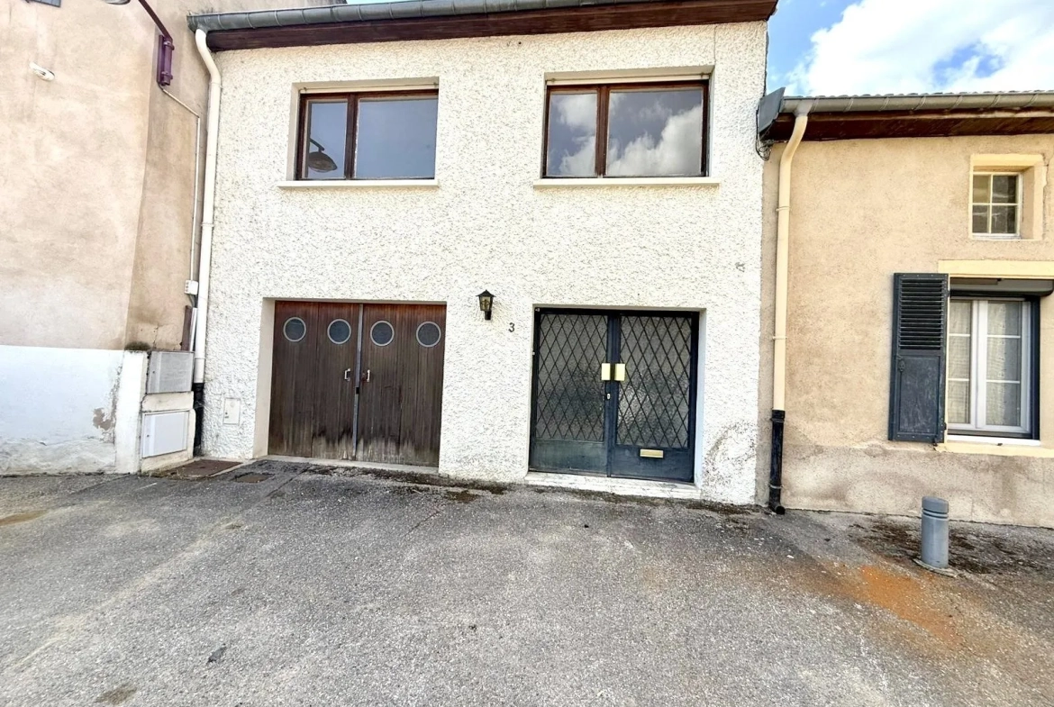 Maison mitoyenne à rénover avec cour et garage à Rozérieulles 