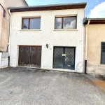 Maison mitoyenne à rénover avec cour et garage à Rozérieulles