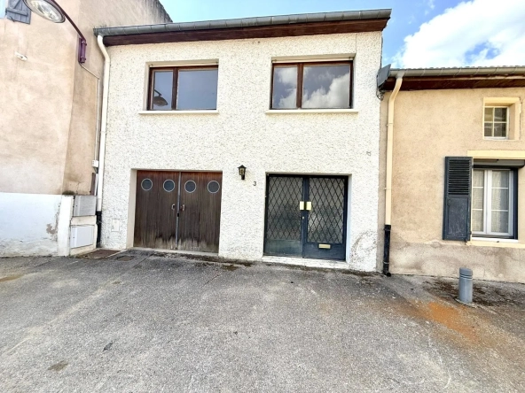 Maison mitoyenne à rénover avec cour et garage à Rozérieulles