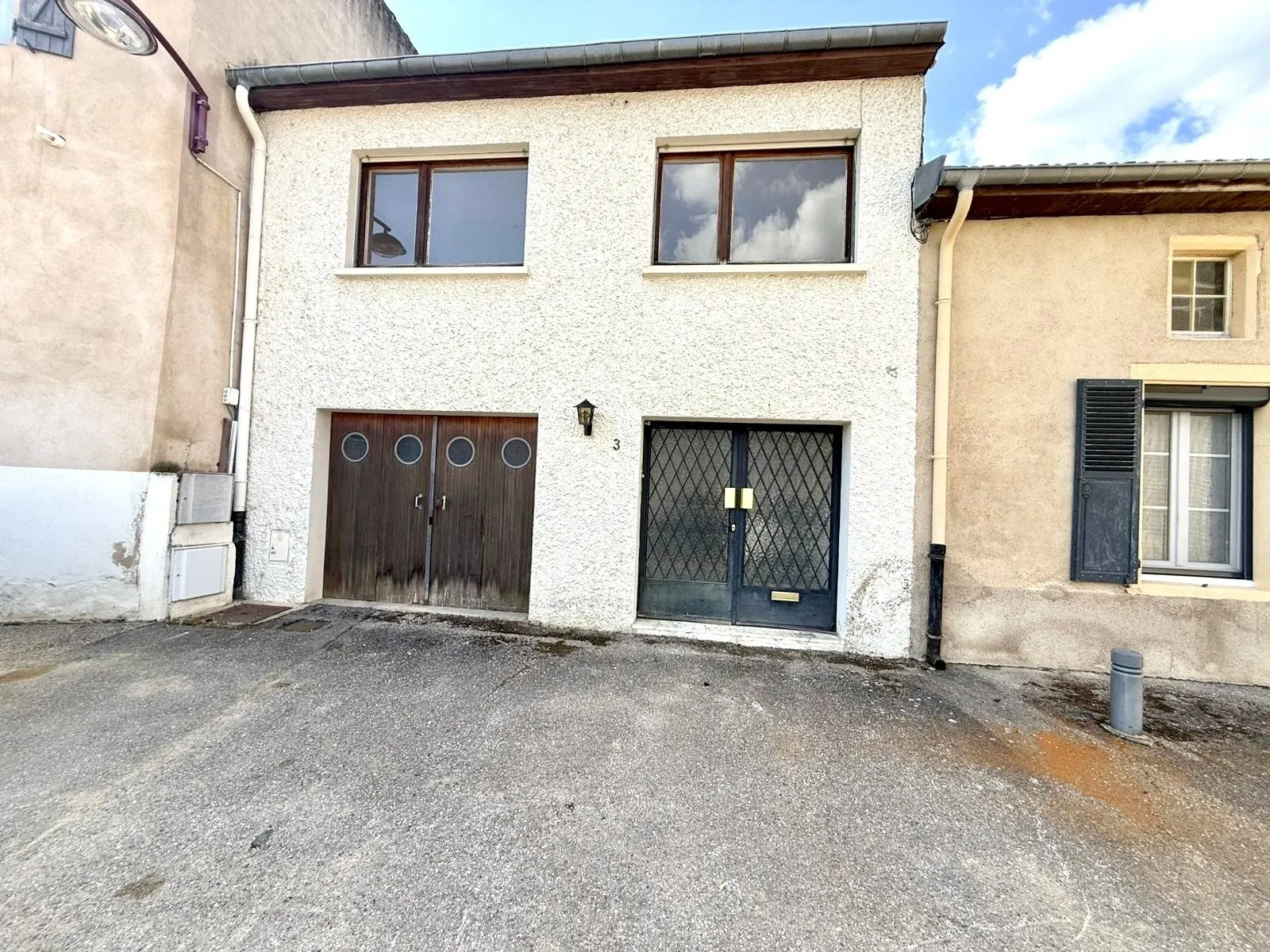 Maison mitoyenne à rénover avec cour et garage à Rozérieulles 
