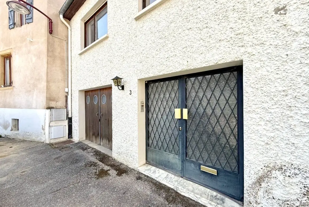 Maison mitoyenne à rénover avec cour et garage à Rozérieulles 