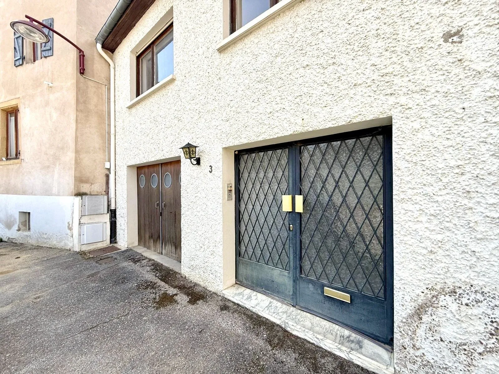 Maison mitoyenne à rénover avec cour et garage à Rozérieulles 