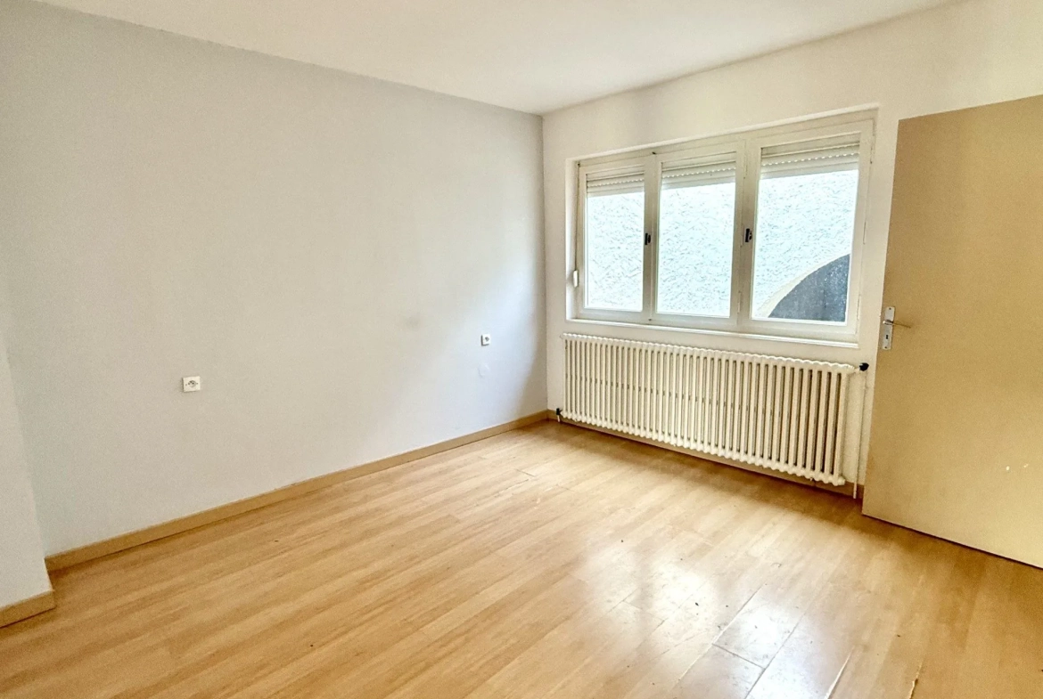 Maison mitoyenne à rénover avec cour et garage à Rozérieulles 