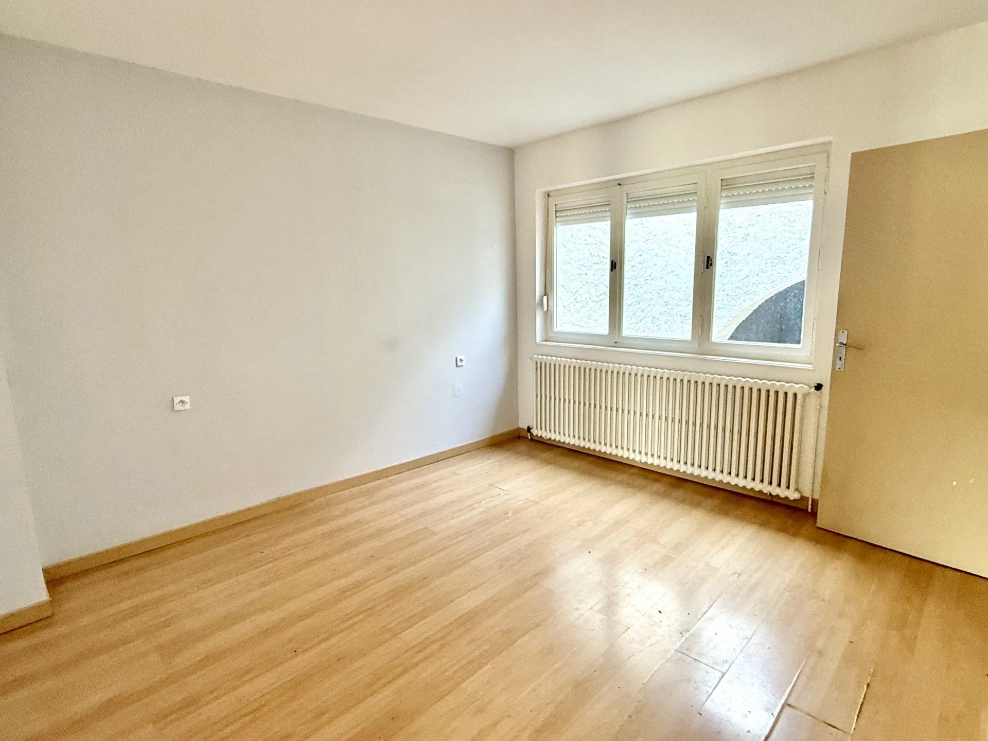 Maison mitoyenne à rénover avec cour et garage à Rozérieulles 