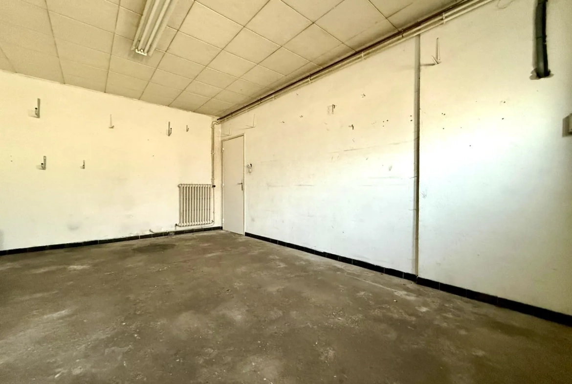 Maison mitoyenne à rénover avec cour et garage à Rozérieulles 