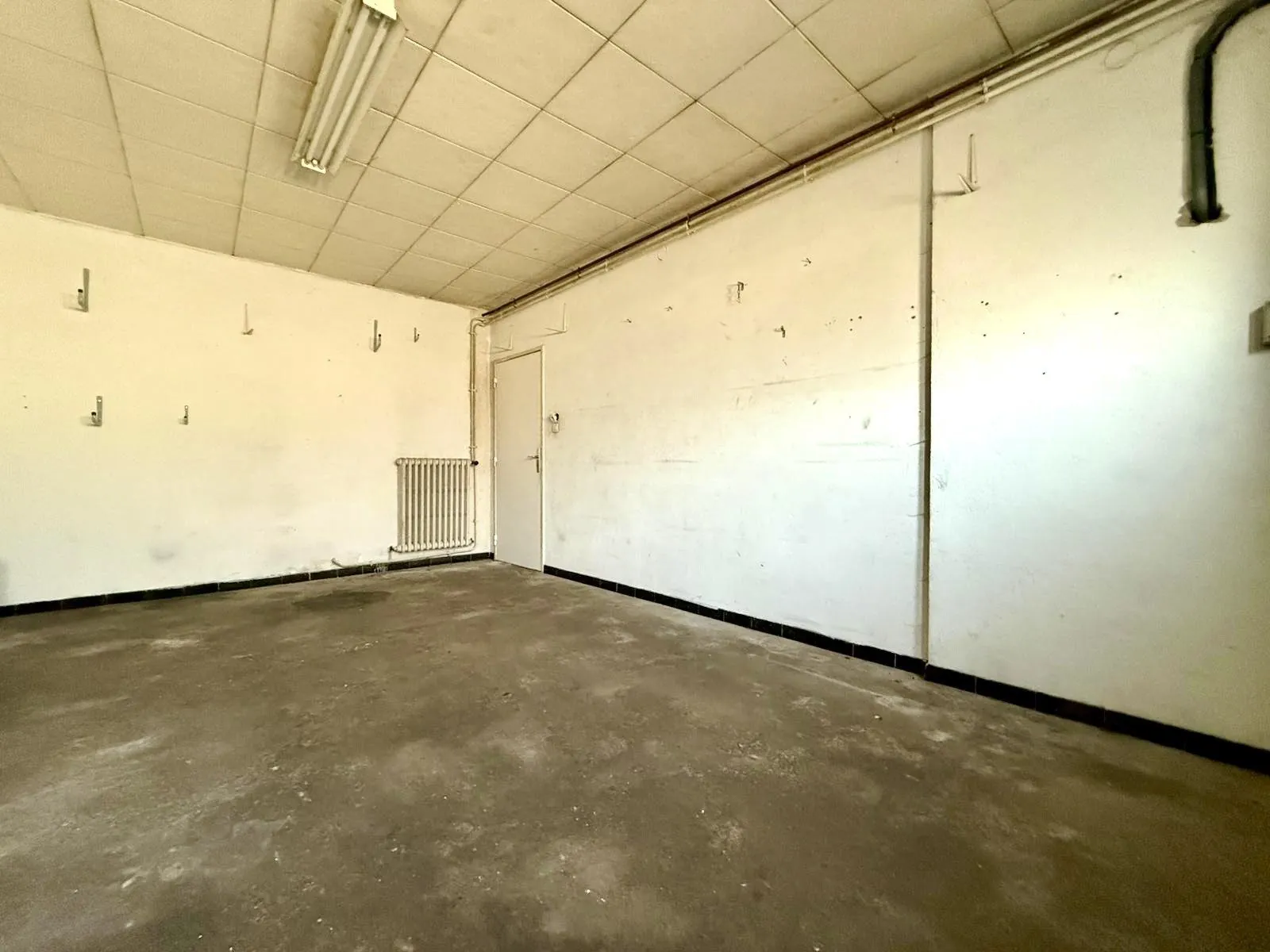 Maison mitoyenne à rénover avec cour et garage à Rozérieulles 