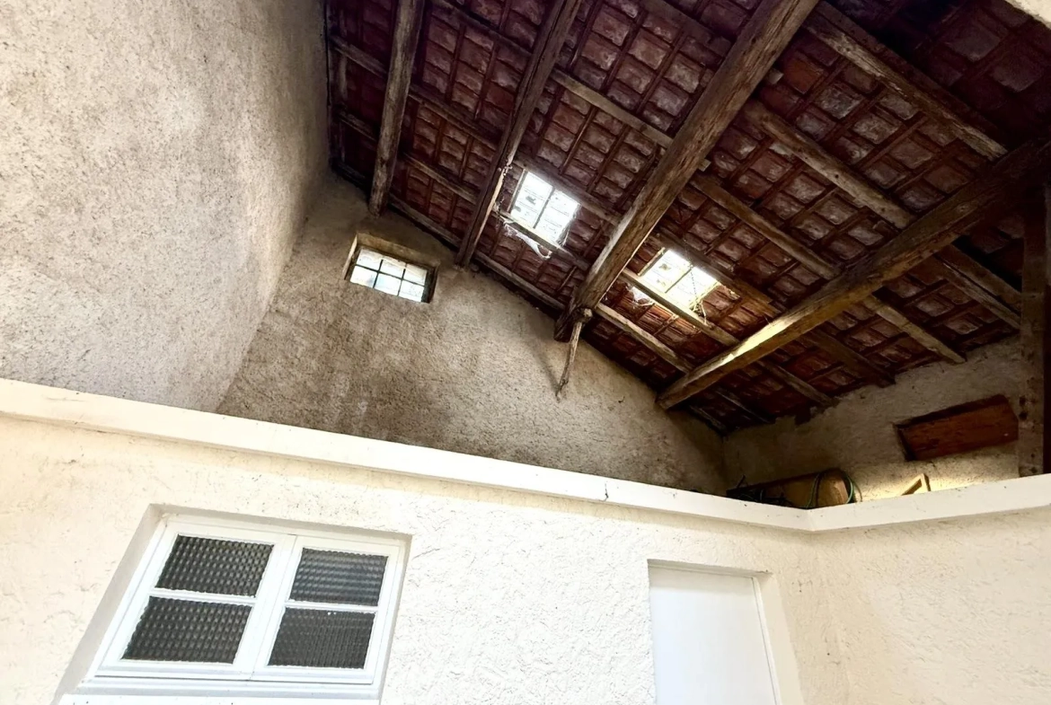 Maison mitoyenne à rénover avec cour et garage à Rozérieulles 