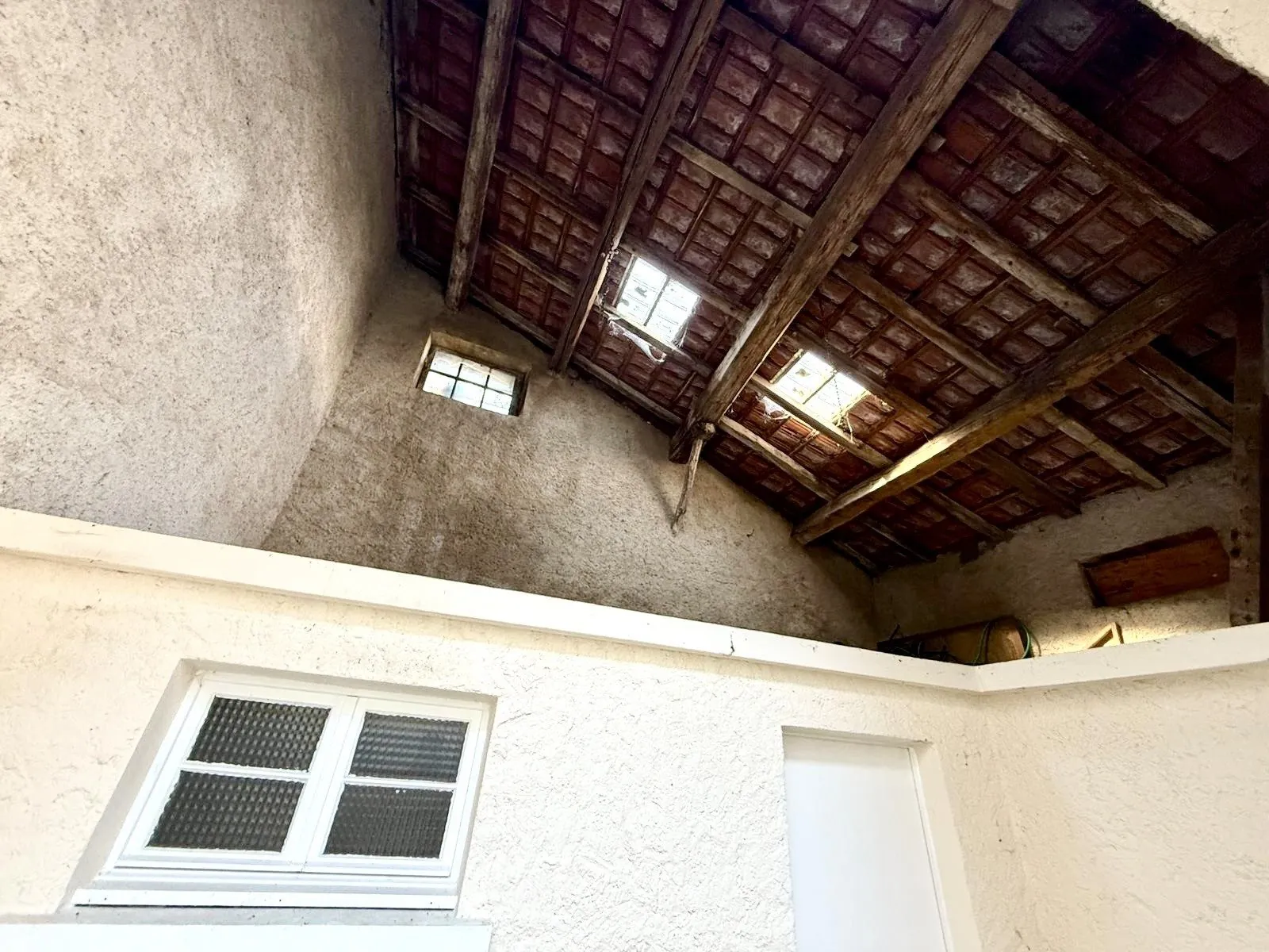 Maison mitoyenne à rénover avec cour et garage à Rozérieulles 