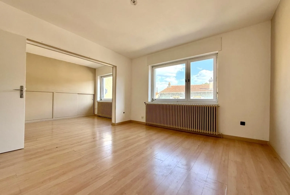 Maison mitoyenne à rénover avec cour et garage à Rozérieulles 