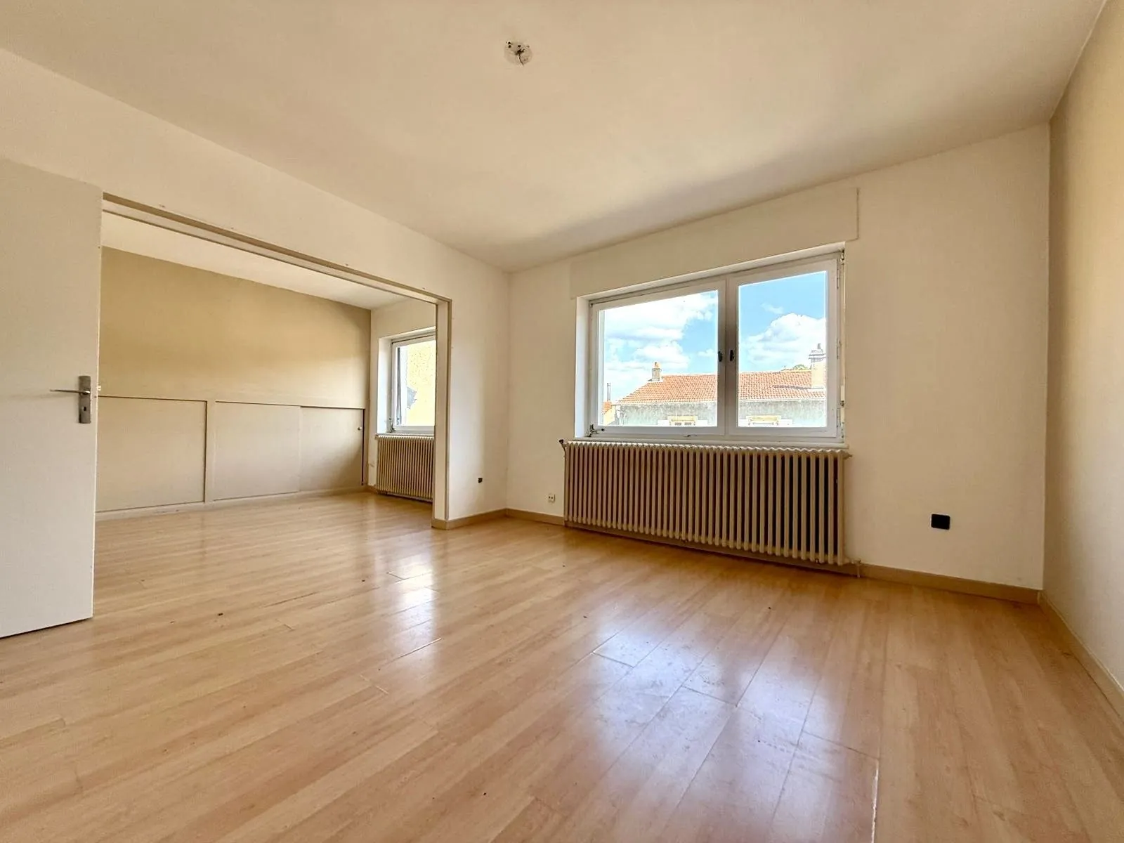 Maison mitoyenne à rénover avec cour et garage à Rozérieulles 