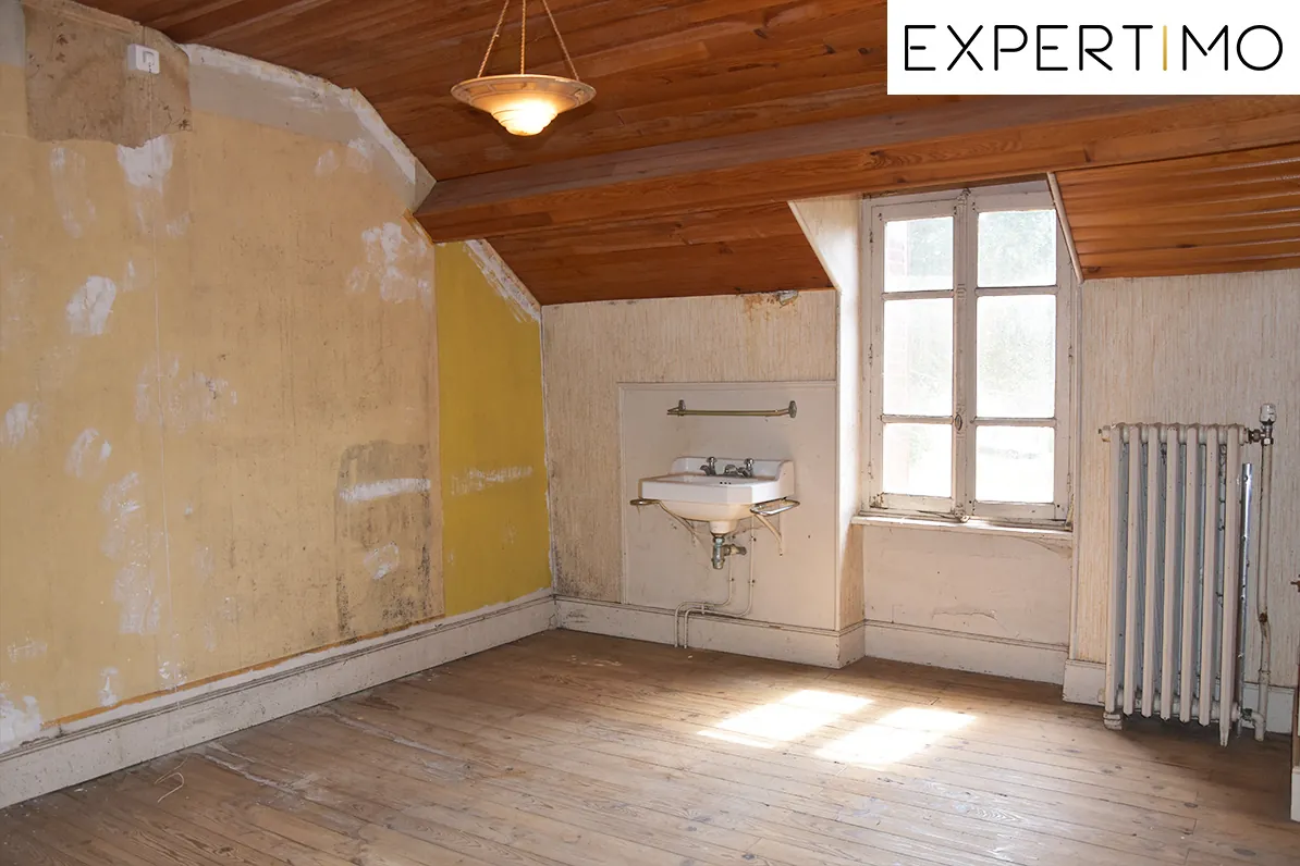 Maison à rénover de 230 m² sur grand terrain à Teilhet proche d'Ancizes 