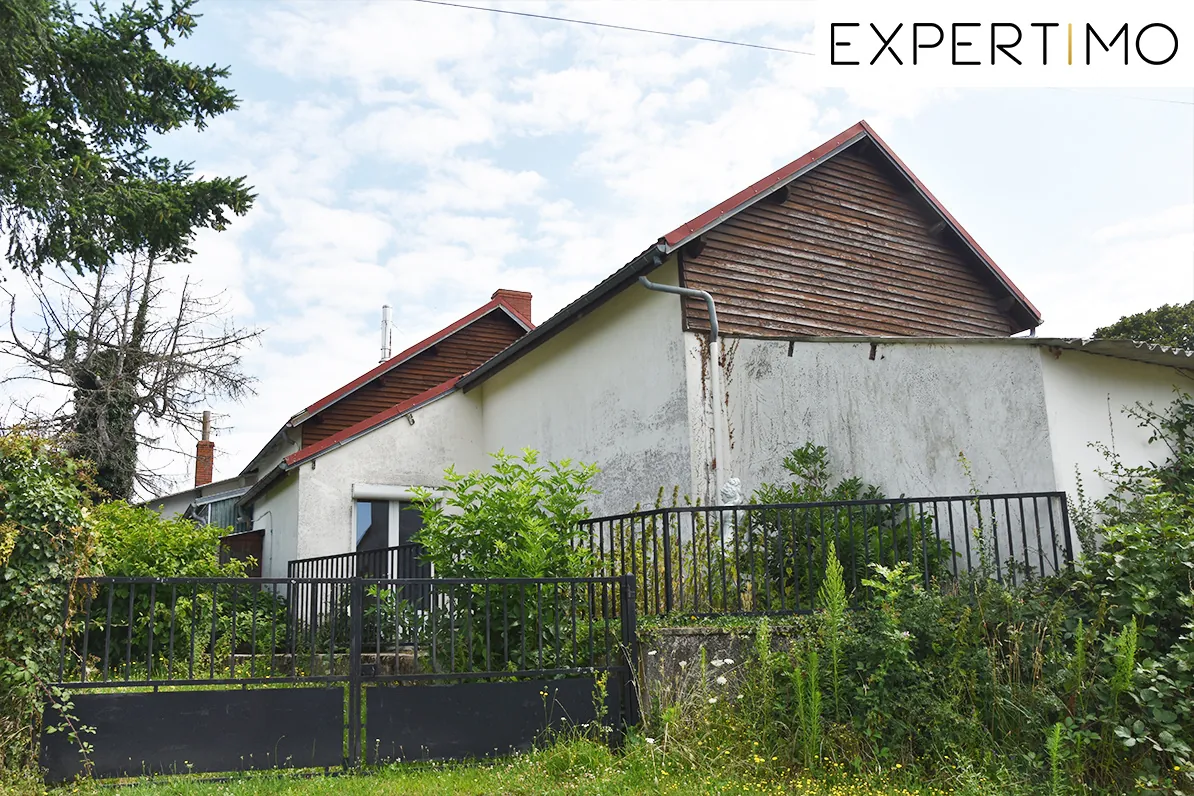 Maison à rénover de 230 m² sur grand terrain à Teilhet proche d'Ancizes 