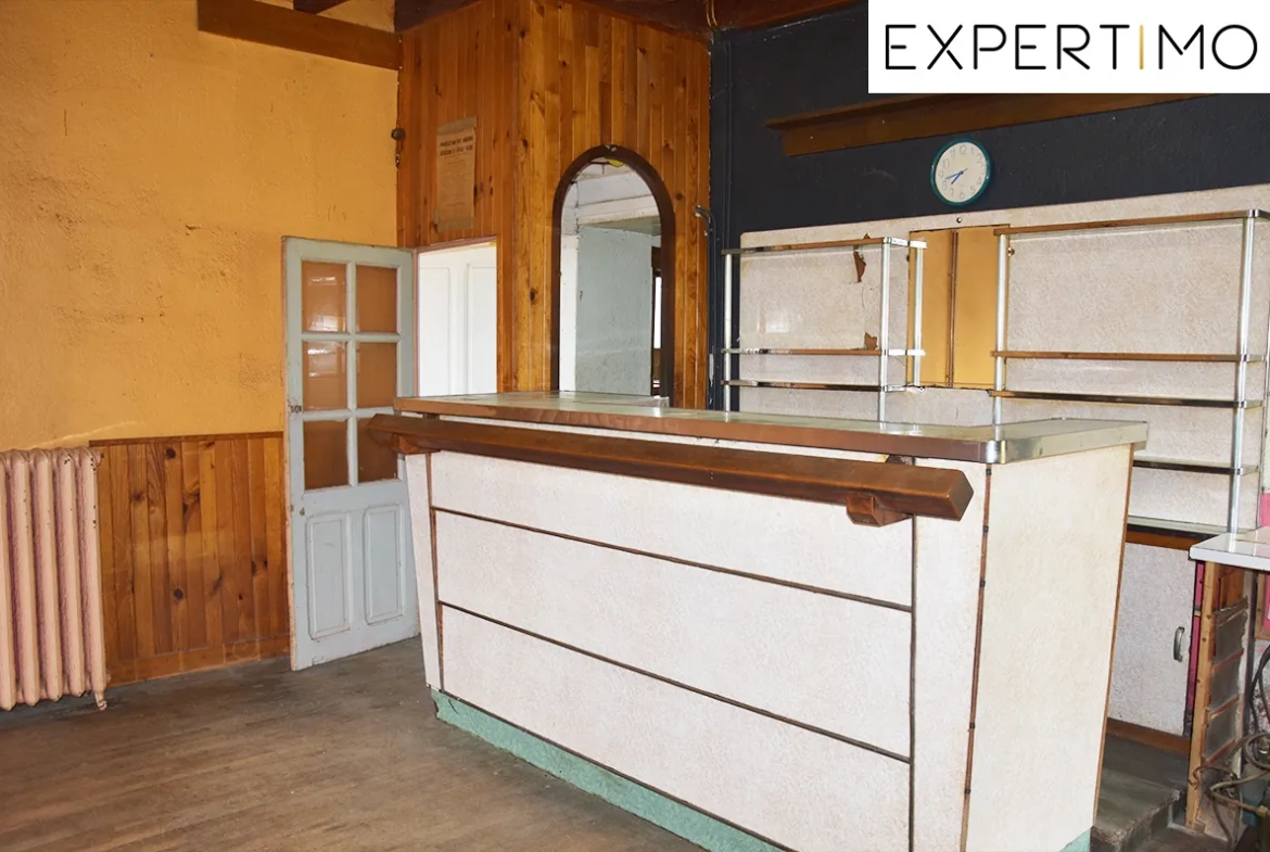Maison à rénover de 230 m² sur grand terrain à Teilhet proche d'Ancizes 